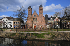 900140 Gezicht op de St.-Gertrudiskerk (Willemsplantsoen 2) te Utrecht, met op de voorgrond het opnieuw aangelegde ...